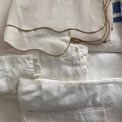 Lot of Vintge Tablecloths/Blankets