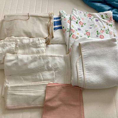 Lot of Vintge Tablecloths/Blankets