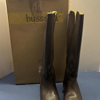 Lady’s Boots 8D?