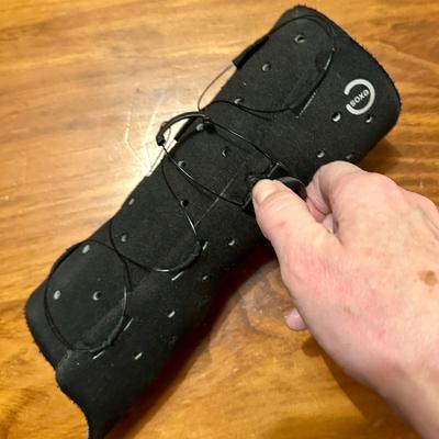 Exist Black Right Arm/Wrist Brace