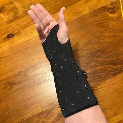 Exist Black Right Arm/Wrist Brace