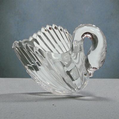 Gloria Vanderbilt 24% Lead Crystal Swan Bowl Signed on the Bottom