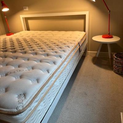 BEDROOM SET WITH BED, SIDE TABLES, AND LAMPS