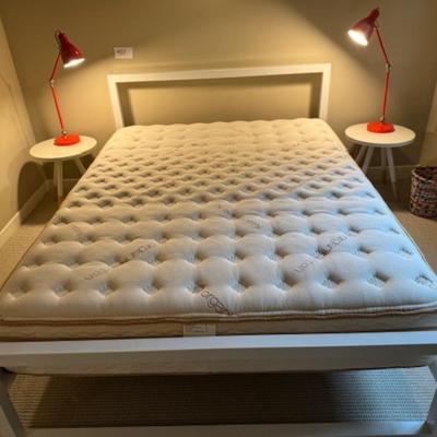 BEDROOM SET WITH BED, SIDE TABLES, AND LAMPS
