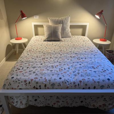 BEDROOM SET WITH BED, SIDE TABLES, AND LAMPS