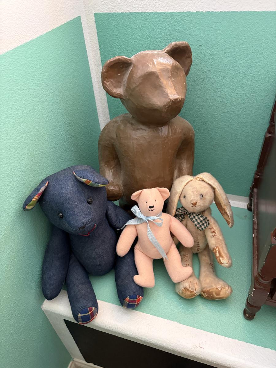 4 bears | EstateSales.org