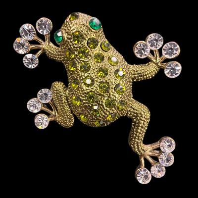 Vintage Monet Gold Tone Green Rhinestone Crawling Frog Brooch