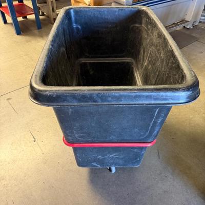 Heavy Duty Rubbermaid Rolling Bin / Cart