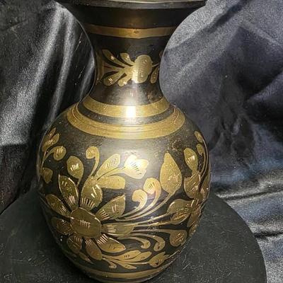 Vintage Indian Black & Gold Etched Brass Floral Vase – Hand Engraved Nakkashi Decor