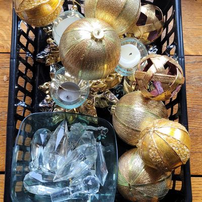 1212 - Lot of Crystals + Gold Decorative Balls