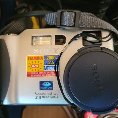 1228 - Lot of Digital Cameras and Tape Recorder