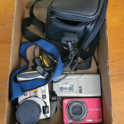 1228 - Lot of Digital Cameras and Tape Recorder