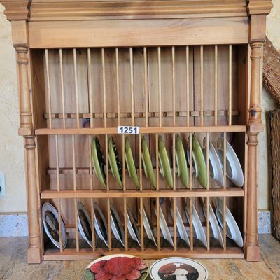 1251 - French Style Pine Plate Holder + Plates