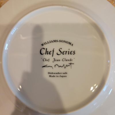 1251 - French Style Pine Plate Holder + Plates