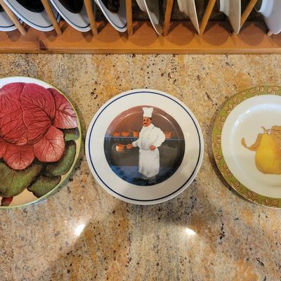 1251 - French Style Pine Plate Holder + Plates