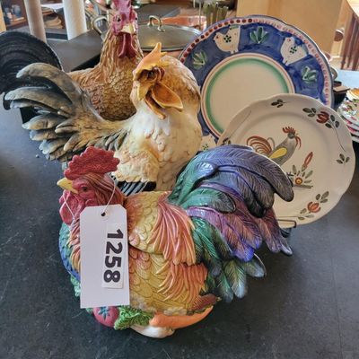 1258 - Lot of 3 Roosters and 2 Plates