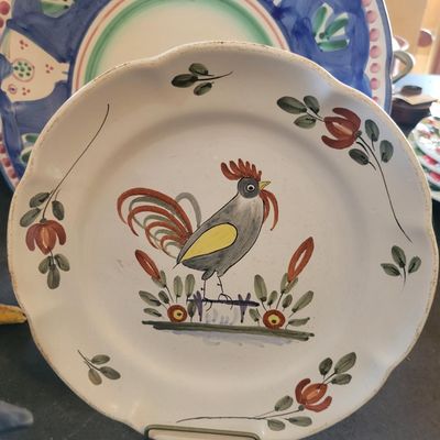 1258 - Lot of 3 Roosters and 2 Plates