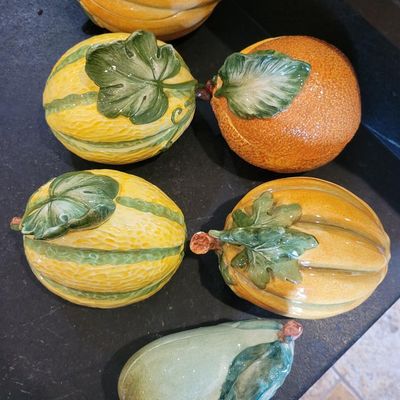 1264 - Lot of 11 Pieces Covered Fruit / Vegetable Containers