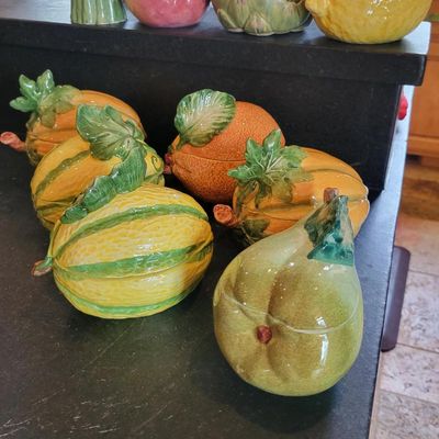 1264 - Lot of 11 Pieces Covered Fruit / Vegetable Containers
