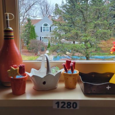 1280 - Lot of Kitchen Décor Items on Shelf