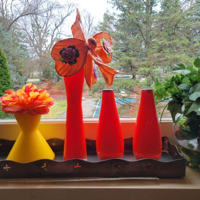 1280 - Lot of Kitchen Décor Items on Shelf