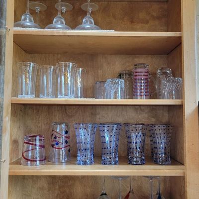 1285 - 4 Shelves of Glassware