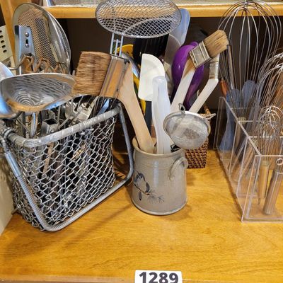 1289 - Lot of Kitchen Utensils