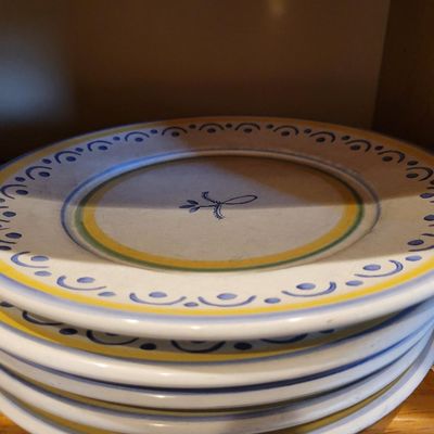 1293 - 3 Shelves of Dishes