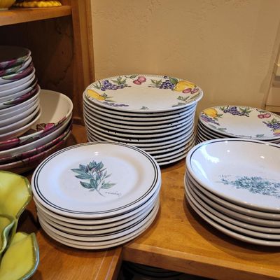 1295 - 5 Shelves of Dishware and Vases