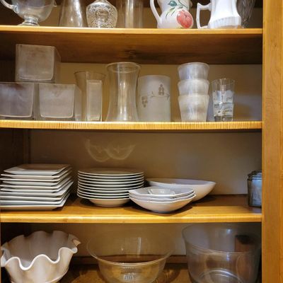 1299 - 5 Shelves of Salad Bowls and Plates ++