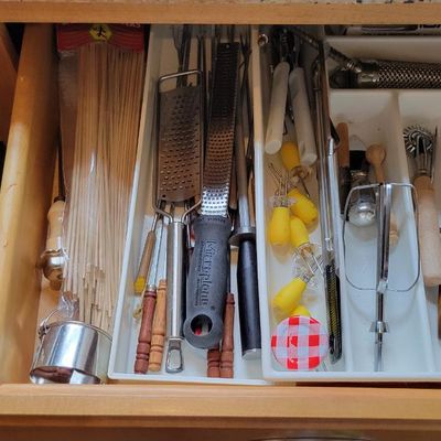 1312 - Contents of 2 Kitchen Drawers