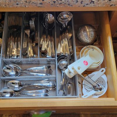1312 - Contents of 2 Kitchen Drawers