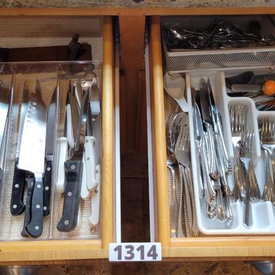 1314 - Contents of 2 Kitchen Drawers