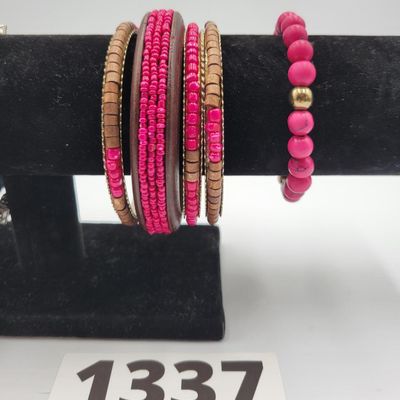 1337- Lot of 8 Costume Bracelets