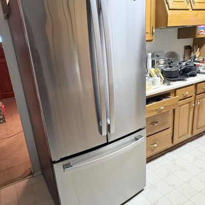 Sale Photo Thumbnail #3: GE GNE25JYKFS 33" French Door Refrigerator with Internal Water Dispenser 24.8 cu. ft. - Fingerprint Resistant Stainless Steel
Model: GNE25JYKFS
