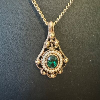 Beautiful Avon Necklace GL2