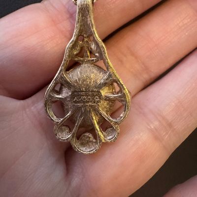 Beautiful Avon Necklace GL2