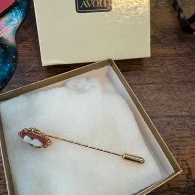 Beautiful Avon Cameo Scarf Pin GR