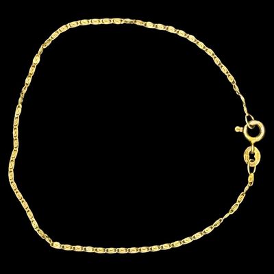 Sale Photo Thumbnail #148: This is a 14K yellow gold scroll chain bracelet. It has distinctive links that are created by two wires spiraling into each other. The length is 7” long. It is stamped “14K, Italy.” The weight is 1.06 grams. [AG]