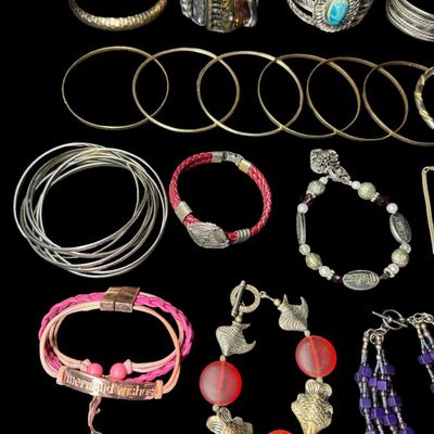 Sale Photo Thumbnail #209: Includes gold tone, silver tone, beads, and more. Total of 25+ pieces. Some may need repair. [AG]