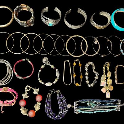 Sale Photo Thumbnail #208: Includes gold tone, silver tone, beads, and more. Total of 25+ pieces. Some may need repair. [AG]