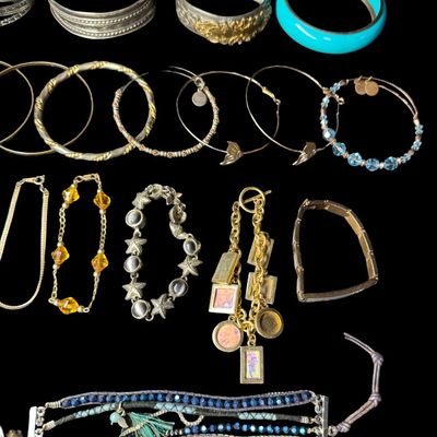 Sale Photo Thumbnail #210: Includes gold tone, silver tone, beads, and more. Total of 25+ pieces. Some may need repair. [AG]