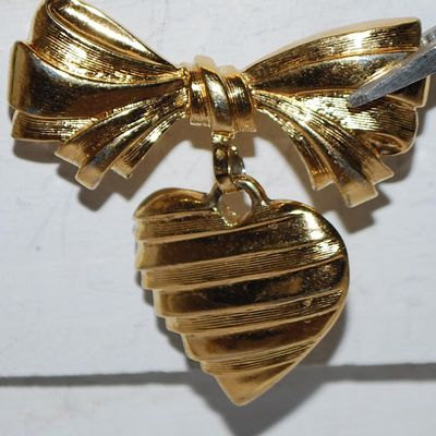 "I Love You Grandmother" Dangle HEART BROOCH (1½" x 1½") on a BOW Style Gold Tone Setting