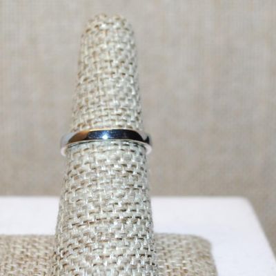 Size 6 Single Round Clear Stone Ring with Faint Line Accents on a Silver Tone Band (3.4g)