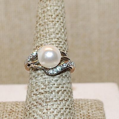 Size 7½ FAUX White PEARL Ring with Swirl Clear Stones Sides Ring on a Silver Tone Band (3.5g)