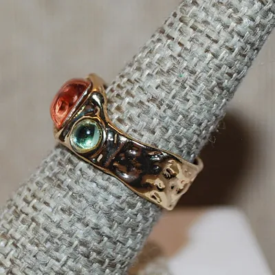 Size 7 Champagne Colored Square Main Stone RING with Multicolor Side Stone Accents on a Gold Tone Band (4.6g)