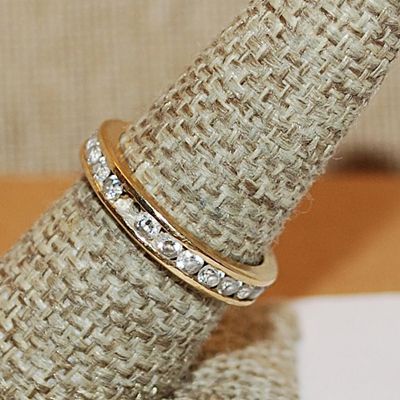 Size 8 Vintage Infinity Gold Colored Edge Clear Stone RING (4.1g)