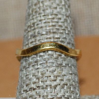 Size 8 Marked "MONET" Gold Tone Infinity "WAVE" RING (2.6g)