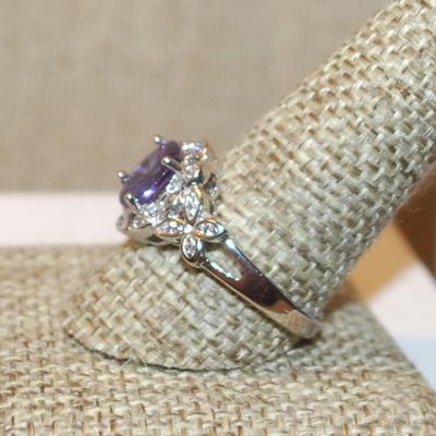 Size 11 Purple Oval Translucent Stone Ring with Side "Butterfly" Accent Stones on a Silver Tone Band (4.3g)