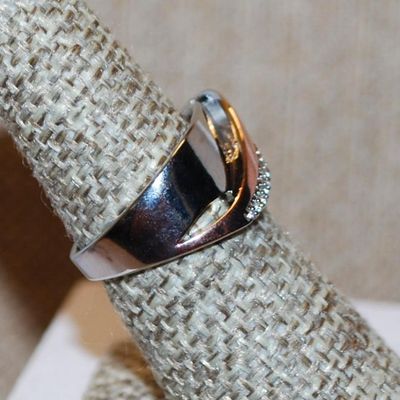 Size 4¾ Contemporary Two-Tone Ring with Line Accents on a Silver Tone Band (5.3g)